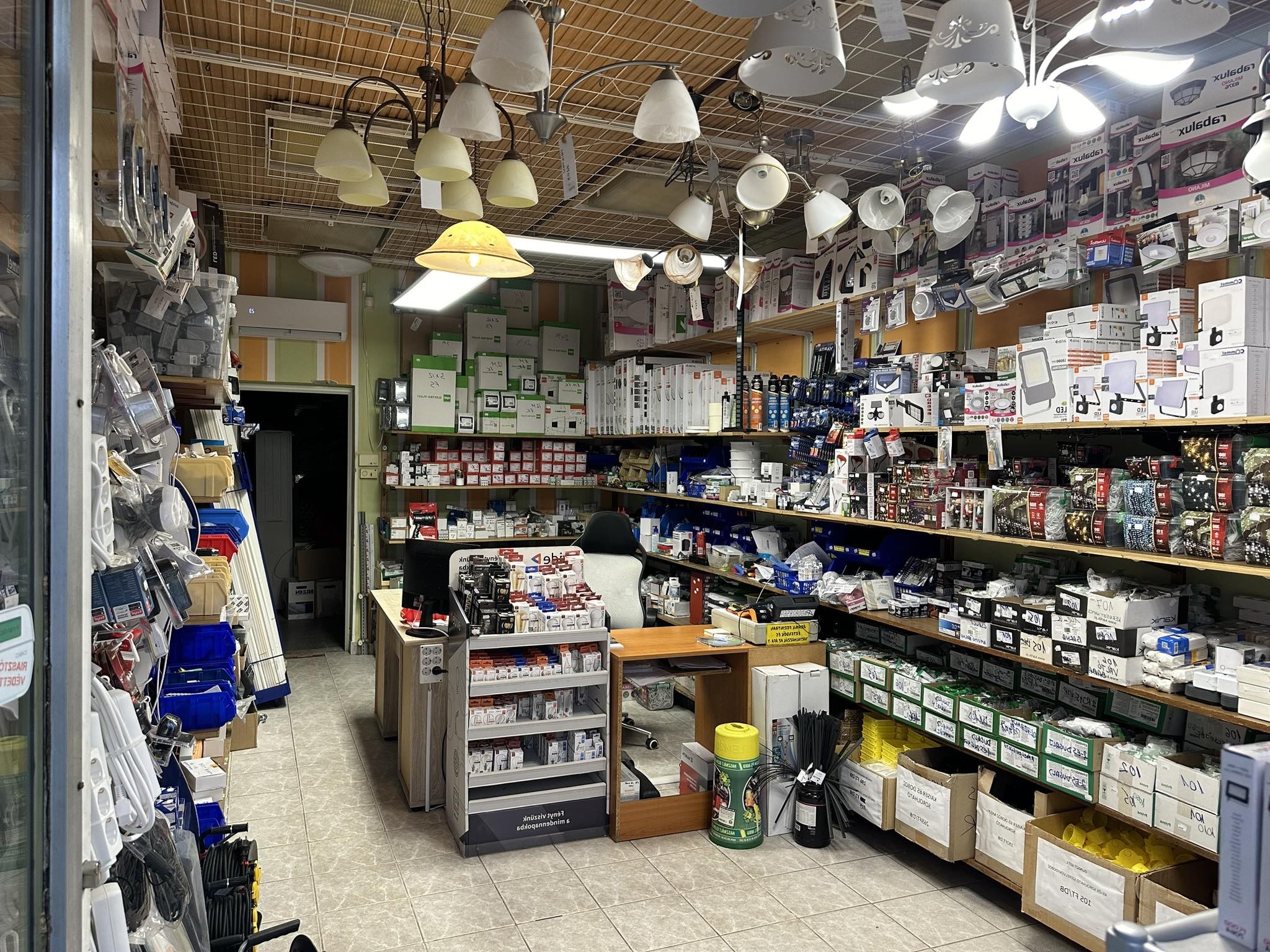 Kapcsolók és dugaljak